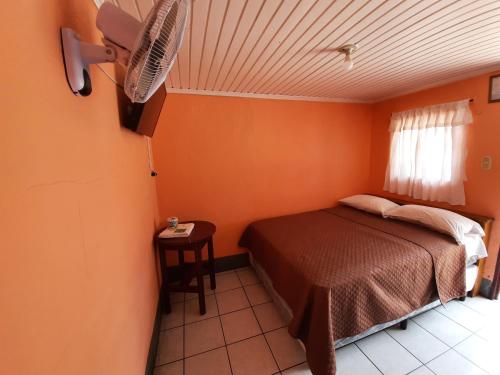 Säng eller sängar i ett rum på Hotel Fuentes