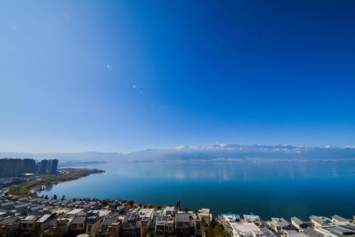 una vista de una gran masa de agua con casas en Dali Dare Sea View Gueshouse en Dali