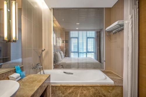 ห้องน้ำของ Holiday Inn Express Beijing Yizhuang, an IHG Hotel