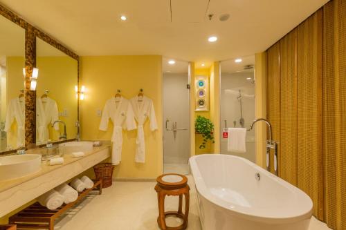 Et badeværelse på Huayu Resort & Spa Yalong Bay Sanya