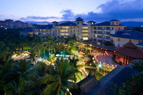 uma vista aérea de um resort à noite em Huayu Resort & Spa Yalong Bay Sanya em Sanya