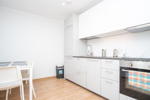 Dapur atau dapur kecil di Spacious Mustamäe Apartments - Free parking
