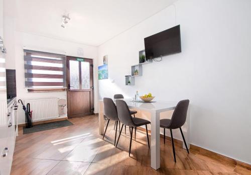 Μια τηλεόραση ή/και κέντρο ψυχαγωγίας στο Apartments Escape