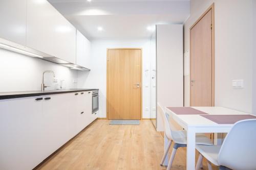 Dapur atau dapur kecil di Spacious Mustamäe Apartments - Free parking