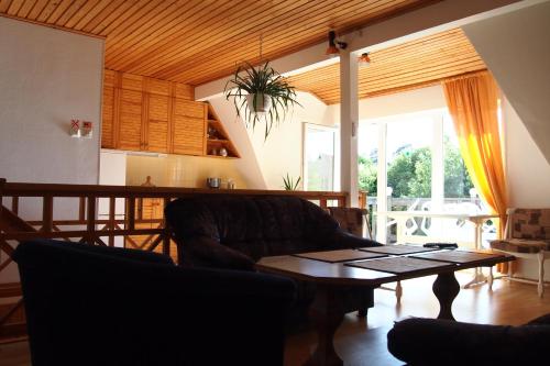 sala de estar con sofá y mesa en Männi Peremaja en Haapsalu