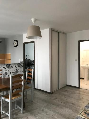 Kuchyň nebo kuchyňský kout v ubytování F2 de la digue Verdun