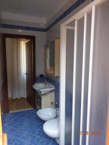 a bathroom with two toilets and a sink at Eraclea Mare in Eraclea Mare