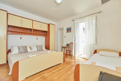 un dormitorio con dos camas y una mesa en Villa Kate Dadić, en Dubrovnik