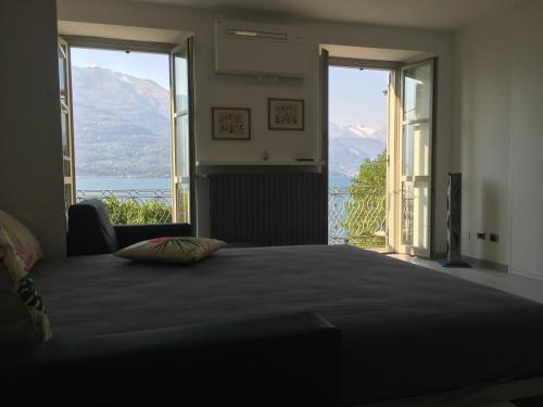 um quarto com uma cama e vista para o oceano em Romantic Laghée em Bellano