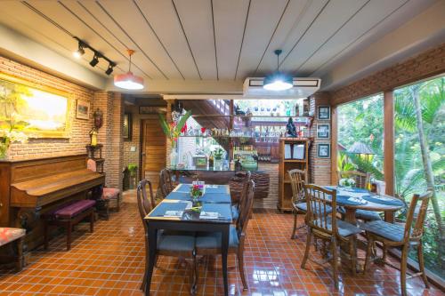 ห้องอาหารหรือที่รับประทานอาหารของ Cattani's Riverside Home