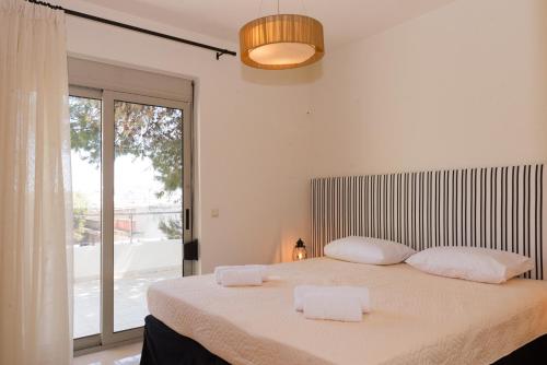 een slaapkamer met een bed met twee handdoeken erop bij Luxury apartment in Heraklion in Heraklion