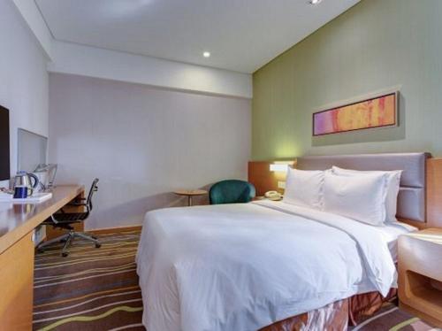 Un ou plusieurs lits dans un hébergement de l'établissement Holiday Inn Express Xi'an High-Tech Zone by IHG