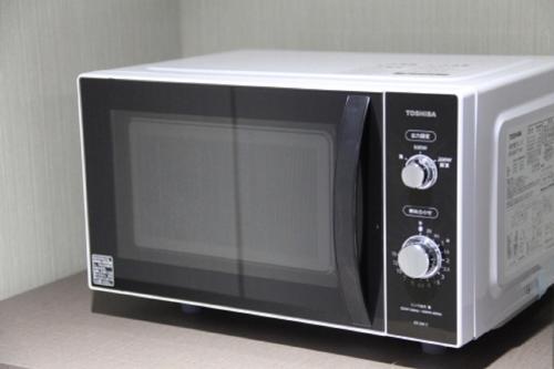 a microwave oven sitting on top of a counter at Richmond Hotel Premier Kyoto Ekimae in Kyoto