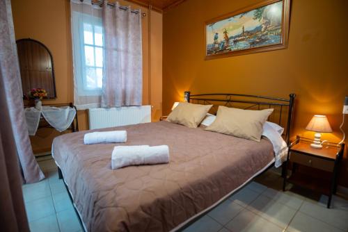 Een bed of bedden in een kamer bij Rock Garden Villa