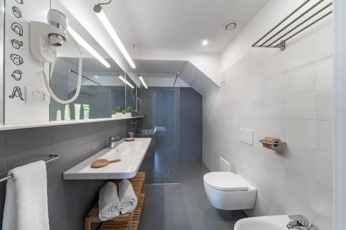 A bathroom at Hotel Piazza Bellini & Apartments