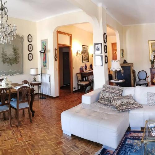 a living room with a white couch and a table at La Luna sul Porto in Santa Margherita Ligure