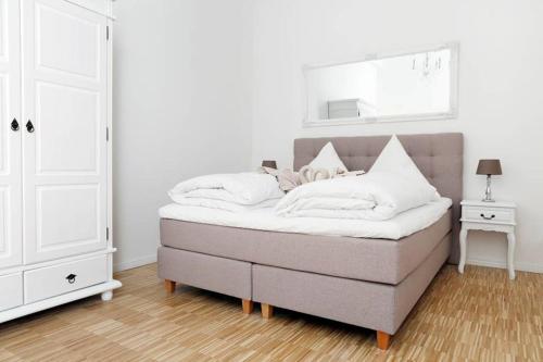 SC 06 by ROCKCHAIR Apartments l SUPERHOST Status l 4 Bedrooms Boxspringbeds 2 Bathrooms Balcony Elevator - Cozy Family & Business Flair welcomes you! photo 13