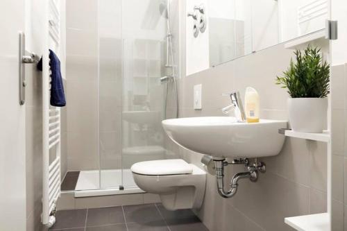 SC 06 by ROCKCHAIR Apartments l SUPERHOST Status l 4 Bedrooms Boxspringbeds 2 Bathrooms Balcony Elevator - Cozy Family & Business Flair welcomes you! photo 23