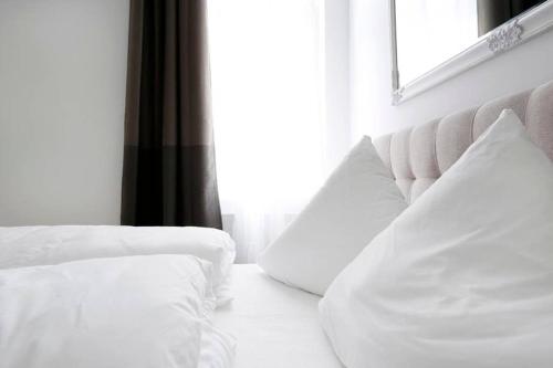 SC 06 by ROCKCHAIR Apartments l SUPERHOST Status l 4 Bedrooms Boxspringbeds 2 Bathrooms Balcony Elevator - Cozy Family & Business Flair welcomes you! photo 34