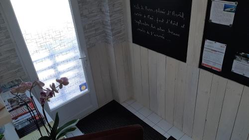 eine Ecke eines Zimmers mit einer Wand und einem Fenster in der Unterkunft studio 2 personnes entre campagne et plages in Questembert