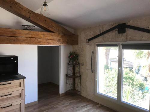a room with a large window and a door at Le gîte des moineaux in Argeliers