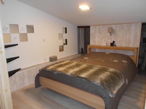 una camera con un grande letto di Charmant T2 en DUPLEX ARAVET113 a La Salle-les-Alpes