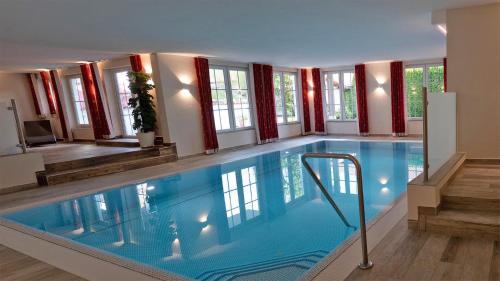 a large swimming pool in a building at Ferienwohnungen am Kurpark in Roßhaupten
