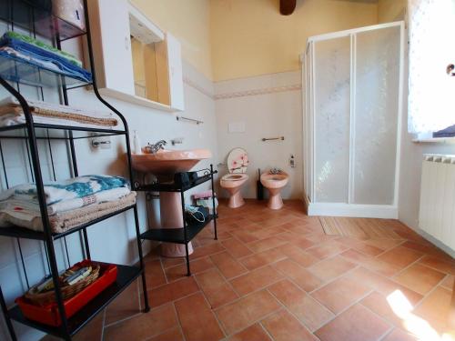 Zimmer mit einem Bad mit 2 WCs und einem Waschbecken in der Unterkunft Antico Fienile in Celleno