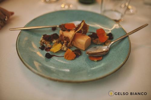 a green plate with a dessert on a table at Gelso Bianco Country Resort in Savignano sul Panaro