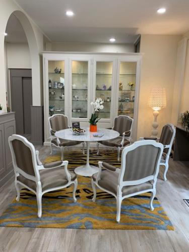 Hotel Biney في روديه: غرفة طعام مع طاولة وكراسي
