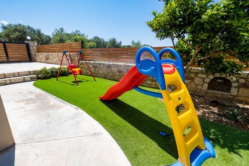 Ο χώρος παιχνιδιού για παιδιά στο Prinos Oasis Twin Villas I