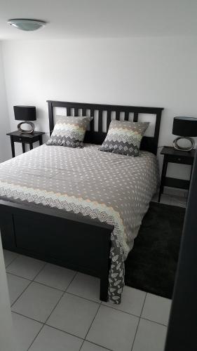 - un lit dans une chambre avec 2 oreillers dans l'établissement Nid douillet au pied du Vercors, à Eymeux