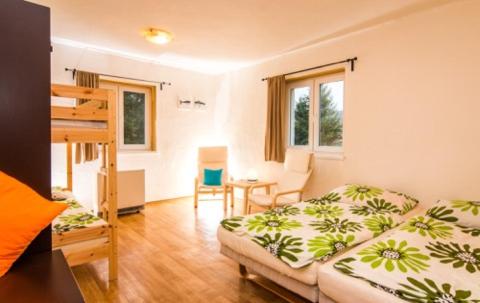 sypialnia z łóżkiem i biurkiem w pokoju w obiekcie Penzion na Slunci w mieście Staré Splavy