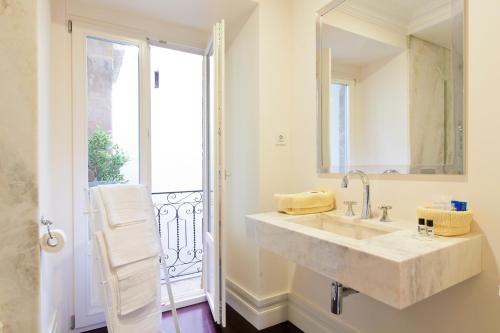 Een badkamer bij Baxia-Chiado Apartment with Incredible view