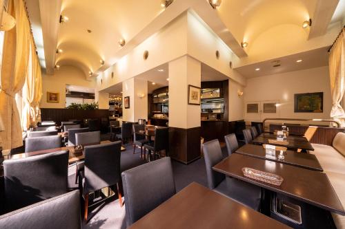 a restaurant with tables and chairs and a bar at Hotel Sunlite Shinjuku in Tokyo