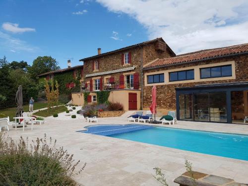 une maison avec piscine devant un immeuble dans l'établissement Le Puech de Nalbe, à Villefranche-dʼAlbigeois