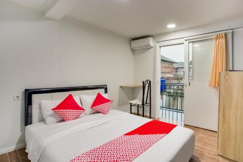 Postel nebo postele na pokoji v ubytování Capital O 3300 Nadjara Residence Syariah