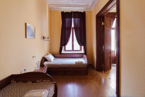 Habitación pequeña con cama y ventana en Inn 6 Line, en San Petersburgo