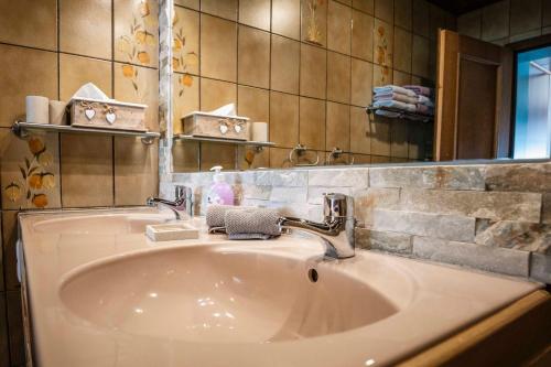 Un baño de Ferienwohnung Linderspitzblick