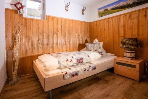 Cama o camas de una habitación en Ferienwohnung Linderspitzblick