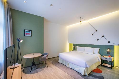 Ein Bett oder Betten in einem Zimmer der Unterkunft Jinmao Hotel Xi'an Downtown ( Bell & Drum Tower)