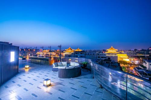 Ein Balkon oder eine Terrasse in der Unterkunft Jinmao Hotel Xi'an Downtown ( Bell & Drum Tower)