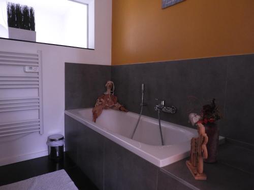 W łazience znajduje się wanna z figurkami. w obiekcie Gîte de L´ô d´Or w mieście Villers-devant-Orval