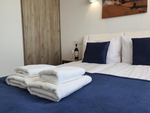 a bedroom with two beds with white towels on the floor at Kolory Lata - 365PAM KLIMATYZACJA I PLAC ZABAW W OBIEKCIE in Sarbinowo