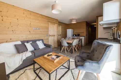 A seating area at ODYSSEE DRJ04 - Appartement avec grande terrasse sur les pistes