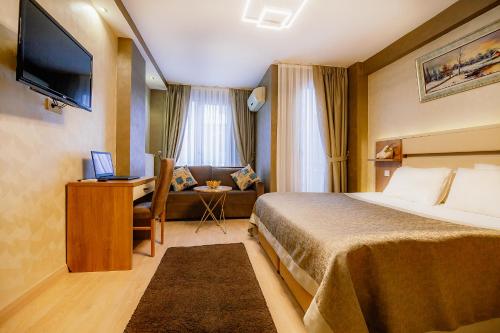 TV a/nebo společenská místnost v ubytování Kavalalı Suites