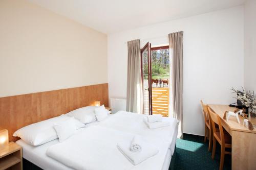 En eller flere senge i et værelse på Hotel Panska Licha