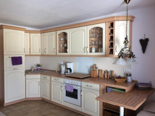 Kuchyň nebo kuchyňský kout v ubytování Ferienwohnung "Am Geiseltal"