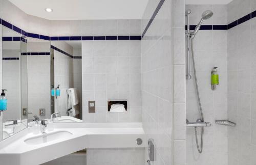 Ванна кімната в Holiday Inn Express Poole, an IHG Hotel