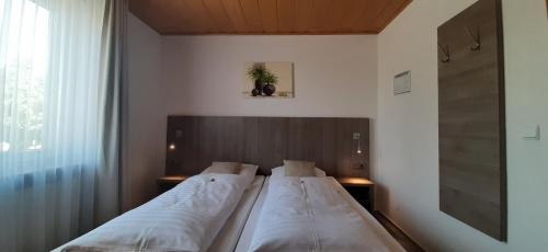 En eller flere senger på et rom på Landgasthof Zur scharfen Ecke